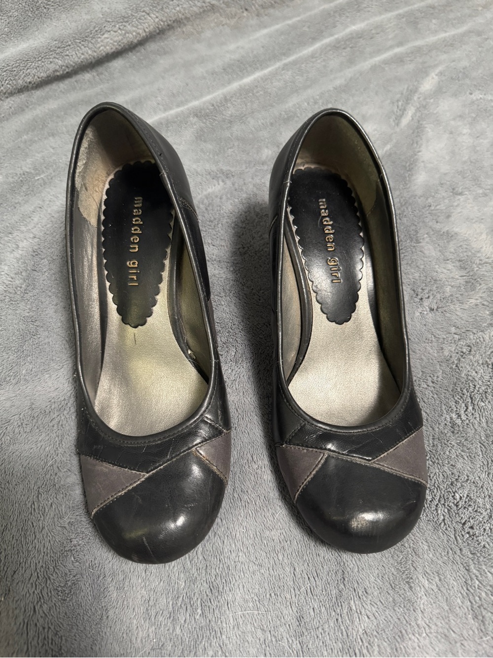 Madden Girl Black and Gray Leather Round-Toe Flats - Vintage Y2K